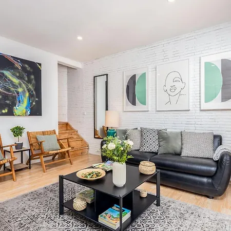 Lapa 3bdr Duplex W/ Balcony By Lovelystay