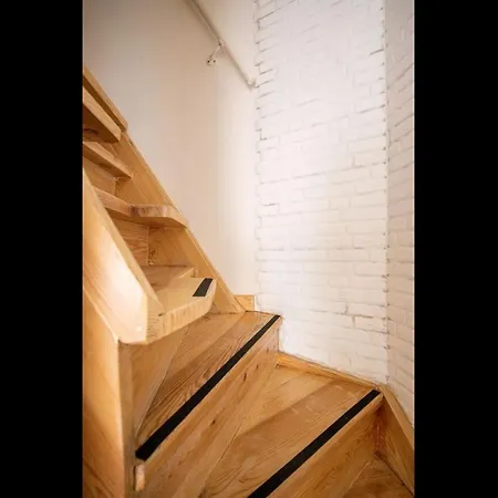 Lapa 3bdr Duplex W/ Balcony By Lovelystay *