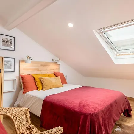 Lapa 3bdr Duplex W/ Balcony By Lovelystay *