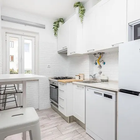 Lapa 3bdr Duplex W/ Balcony By Lovelystay