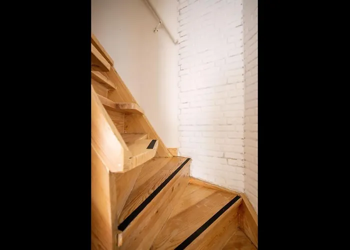 Lapa 3bdr Duplex W/ Balcony By Lovelystay *