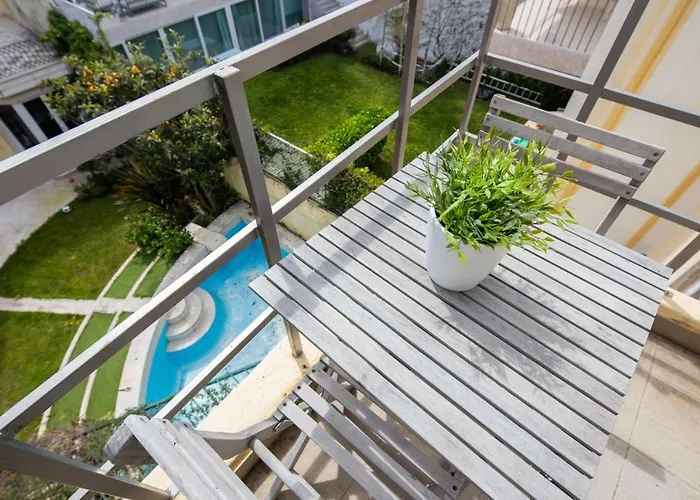 Lapa 3bdr Duplex W/ Balcony By Lovelystay *