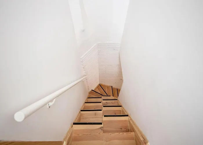 Lapa 3bdr Duplex W/ Balcony By Lovelystay *